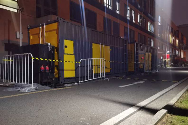 元阳柴油发电机组的输出电压是如何调节的？